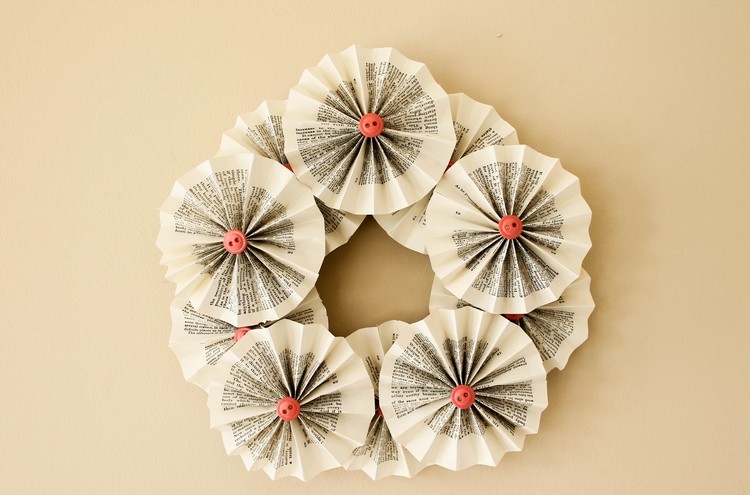 Couronne de Noël en papier DIY : ornez la porte d'entrée de façon créative