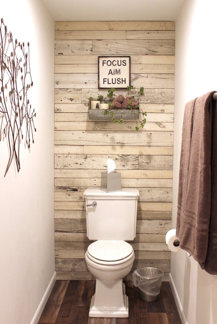 déco originale petites toilettes revêtement mur d'accent parquet bois cadres photos