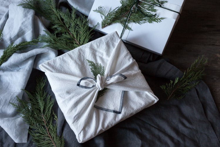 emballage cadeau minimaliste tissu Furoshiki tradition japonaise