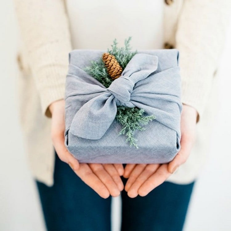 emballer cadeau Noël dans du tissu pomme de pin verdure