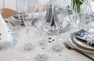 idée DIY marque-place déco nouvel an petites étoiles argentées flûtes a champagne