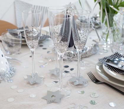 idée DIY marque-place déco nouvel an petites étoiles argentées flûtes a champagne