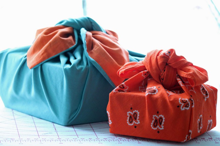paquet cadeau japonais comment emballer tissus colorés