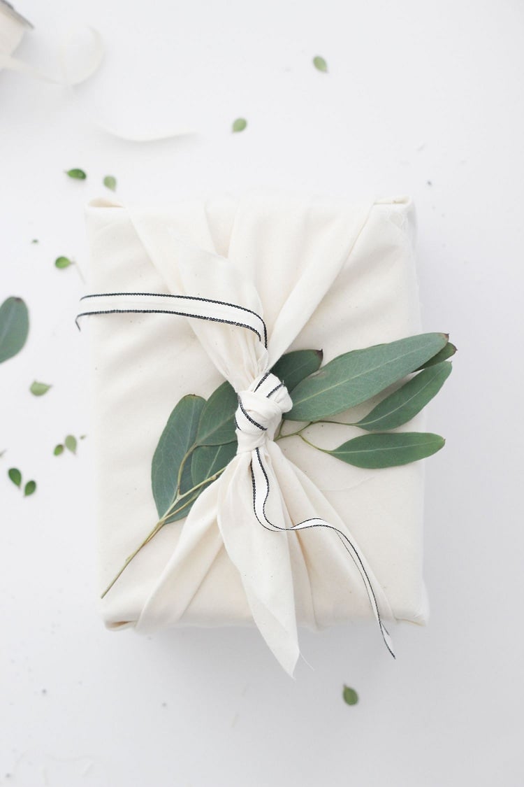 paquet cadeau japonais esprit minimaliste feuilles d'eucalyptus