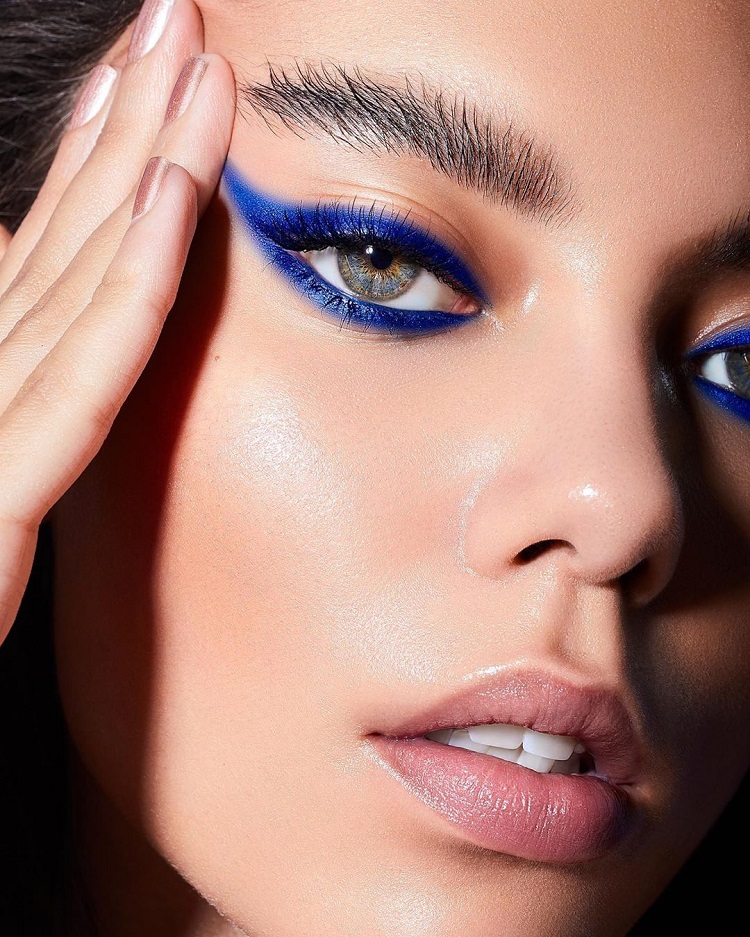 tendances maquillage 2020 blue classique pantone