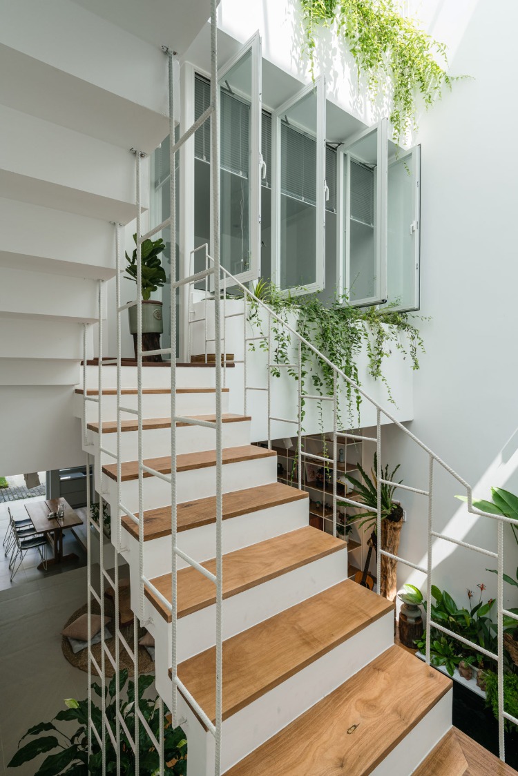 escalier droit en bois et métal maison d'architecte zen déco naturelle