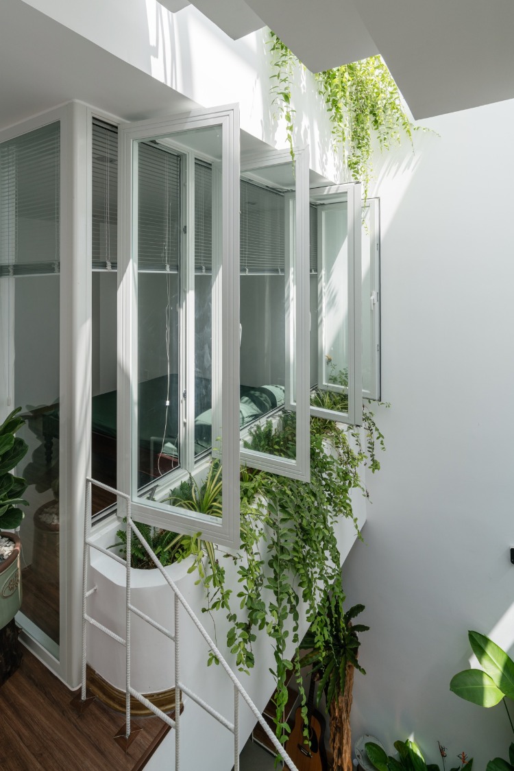 larges fenêtres et escalier blanc marches bois intérieur ouvert lumineux