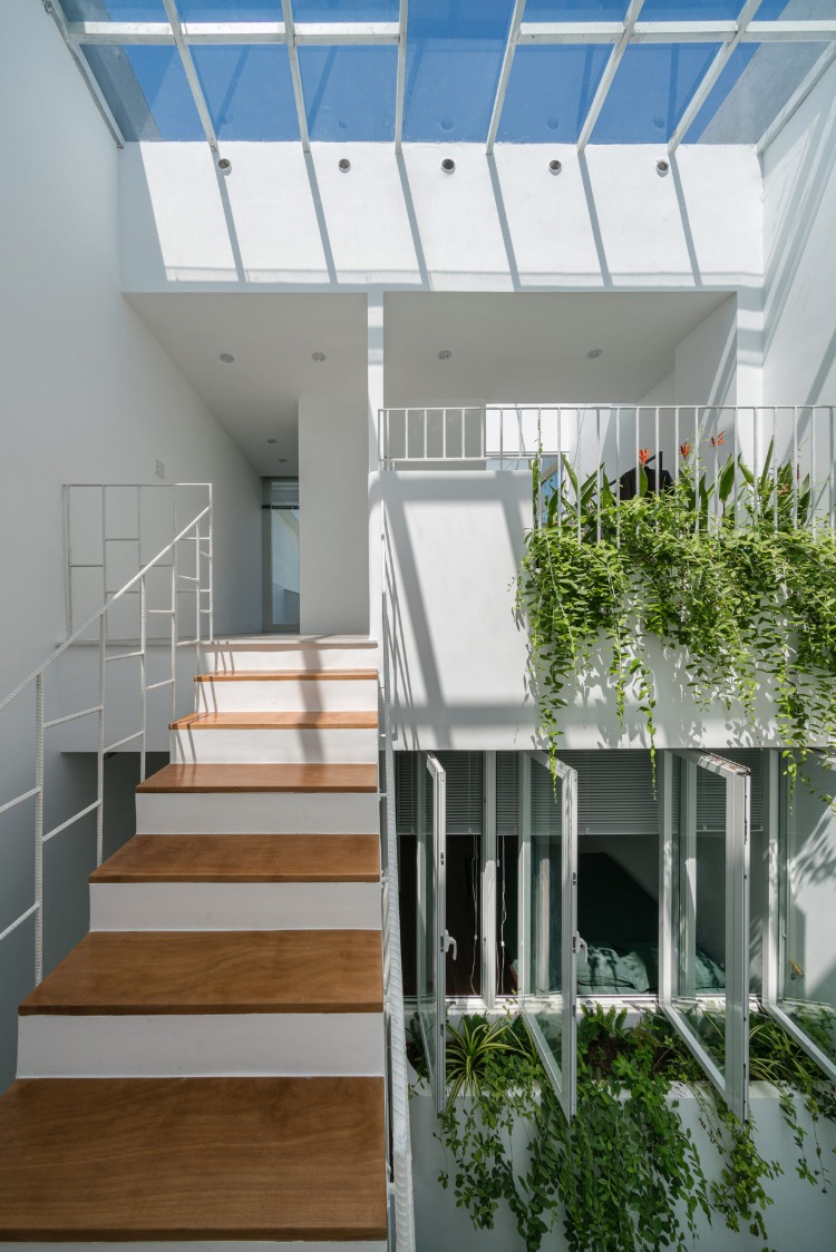 maison d'architecte écolo propice à la nature trois étages intérieur ouvert et optimisé