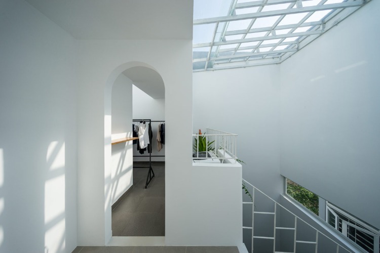 maison design intérieur spacieux en blanc immaculé