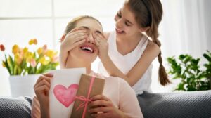 une fille offre un cadeau à sa mère