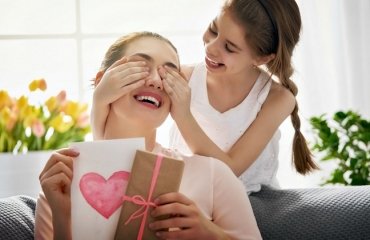 une fille offre un cadeau à sa mère