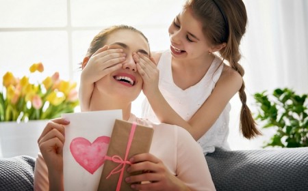 une fille offre un cadeau à sa mère