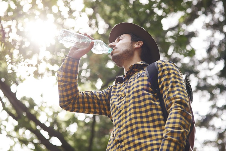 boire de l'eau au quotidien déshydratation maux de tête remèdes naturels