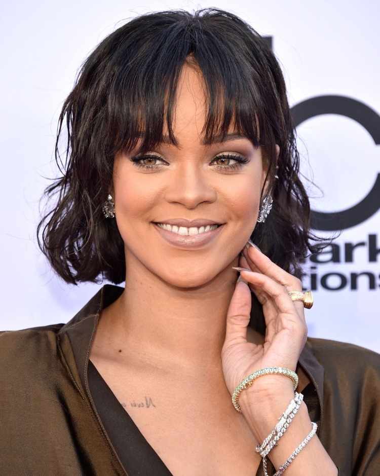 carré ondulé avec frange effilée portée sur les côtés Rihanna