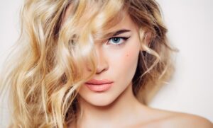cheveux blond colorés mèches caramel tendance 2020