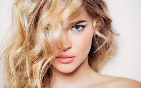 cheveux blond colorés mèches caramel tendance 2020
