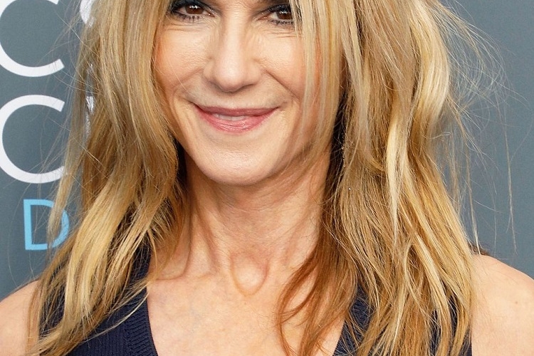Mèches caramel sur cheveux blonds : looks à chiper