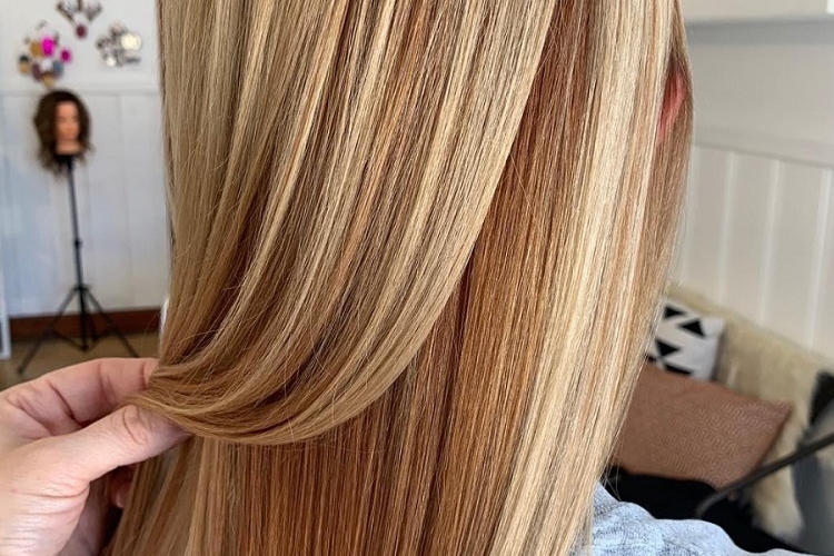 Mèches caramel sur cheveux blonds : looks à chiper