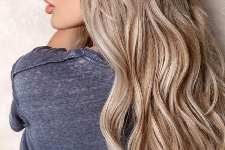 Mèches caramel sur cheveux blonds : looks à chiper