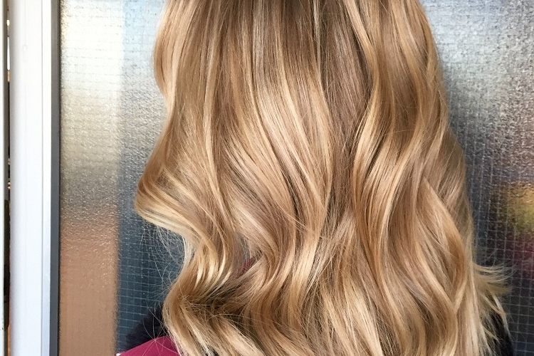 Mèches caramel sur cheveux blonds : looks à chiper