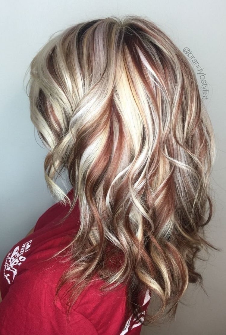 cheveux colorés mèches blondes caramel roux