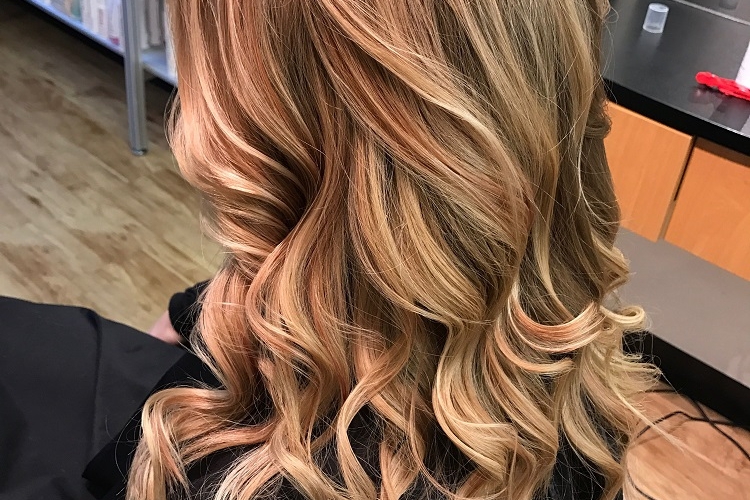 Mèches caramel sur cheveux blonds : looks à chiper
