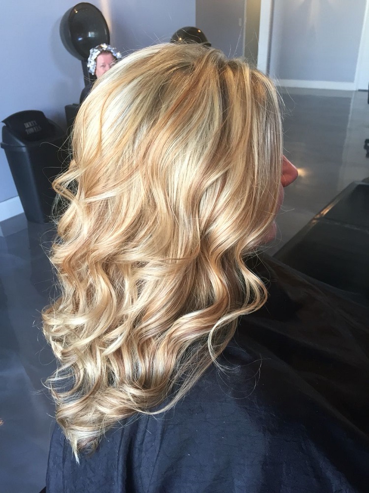 cheveux longs ondulés base blonde avec mèches miel caramel