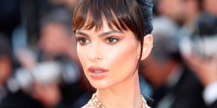 coiffure glamour avec frange longue effilée