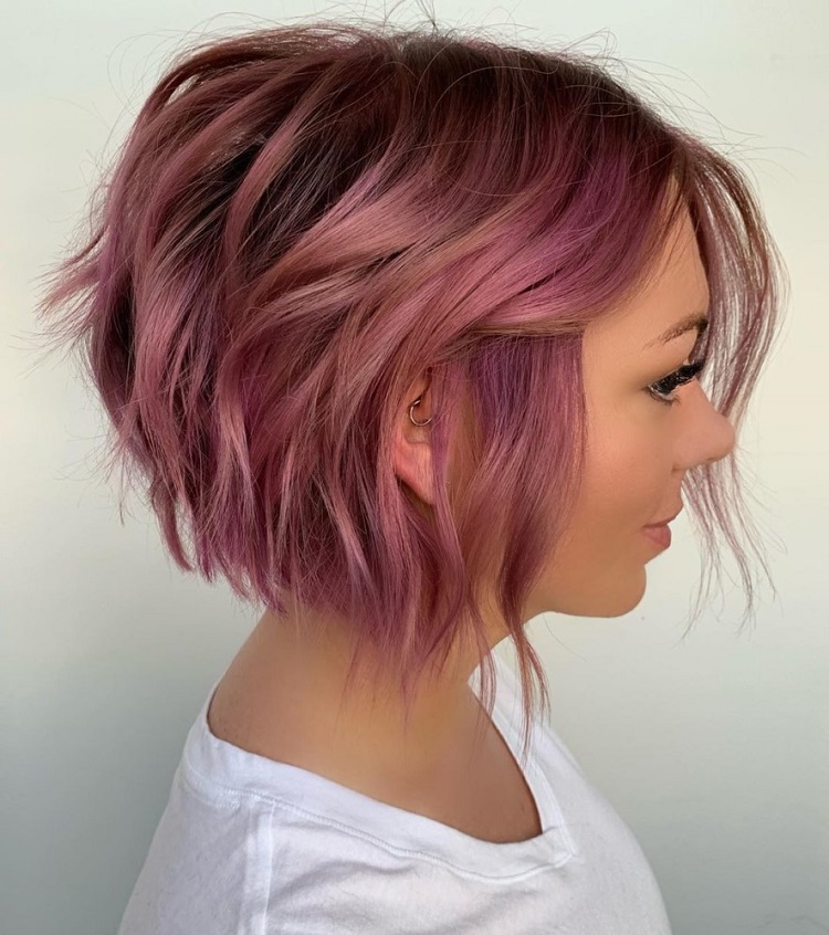 coloration cheveux courts roses carré plongeant tendance femme 2020