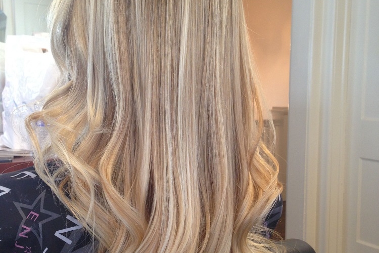 Mèches caramel sur cheveux blonds : looks à chiper