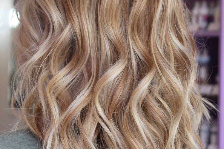 Mèches caramel sur cheveux blonds : looks à chiper