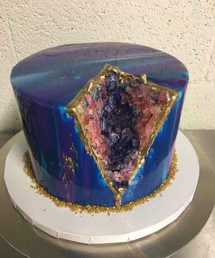 geode galaxy cake avec glaçage miroir cristaux en sucre