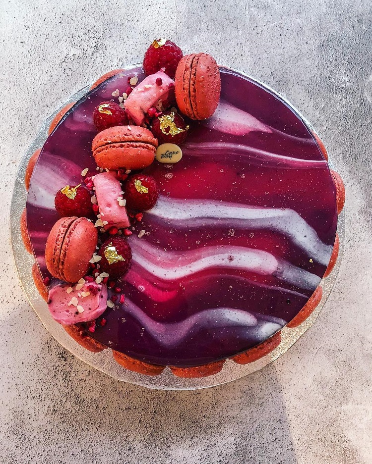 gâteau nappage miroir avec fruits rouges et macarons