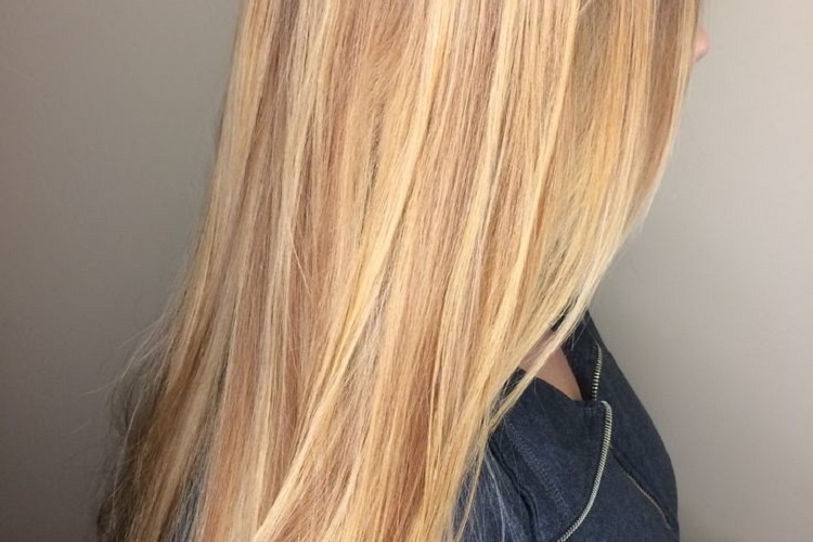 Mèches caramel sur cheveux blonds : looks à chiper