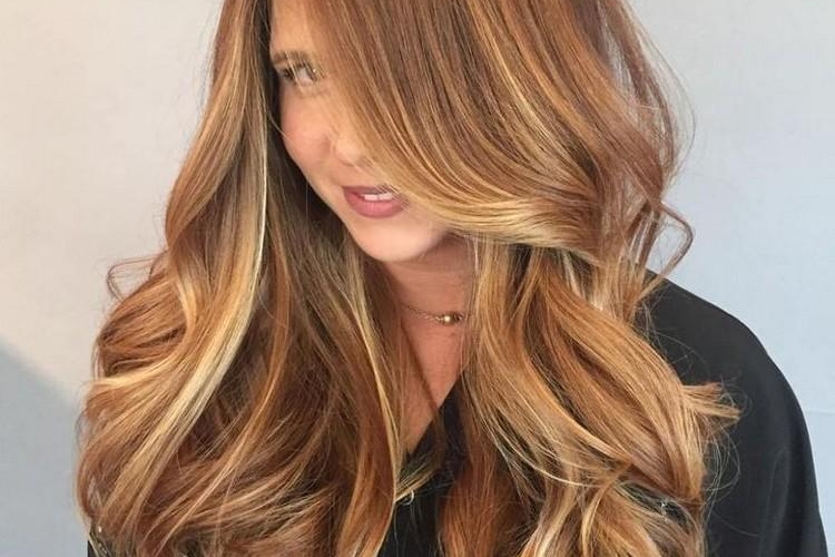 Mèches caramel sur cheveux blonds : looks à chiper