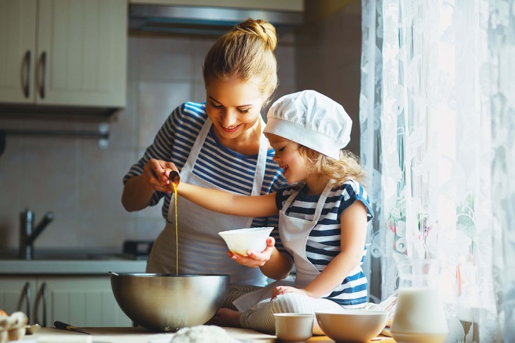 activites occuper les enfants a la maison cuisiner avec maman