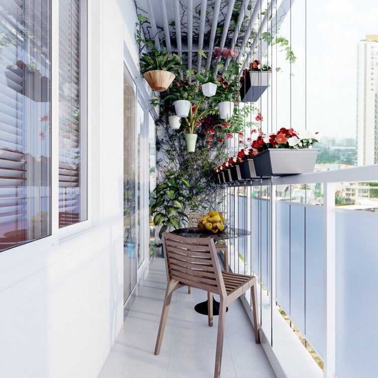 amenagement balcon etroit beaucoup de plantes en pots garde corps deco