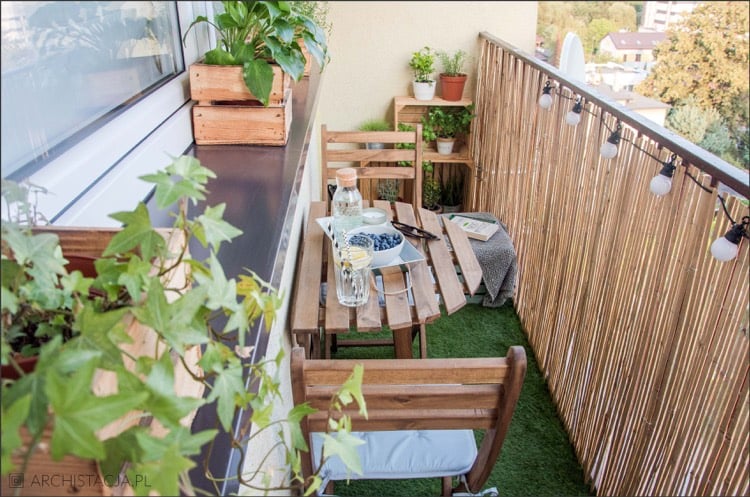 amenagement balcon etroit brise vue bambou gazon artificiel mobilier pour balcon en bois bacs en bois plantes