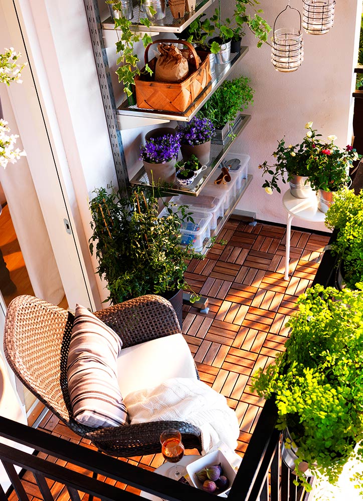 amenagement balcon etroit caillebotis moderne etageres murales deoc plantes et fleurs une chaise tressee