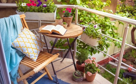 amenagement balcon etroit chaise et table en bois tapis bleu deco fleurs