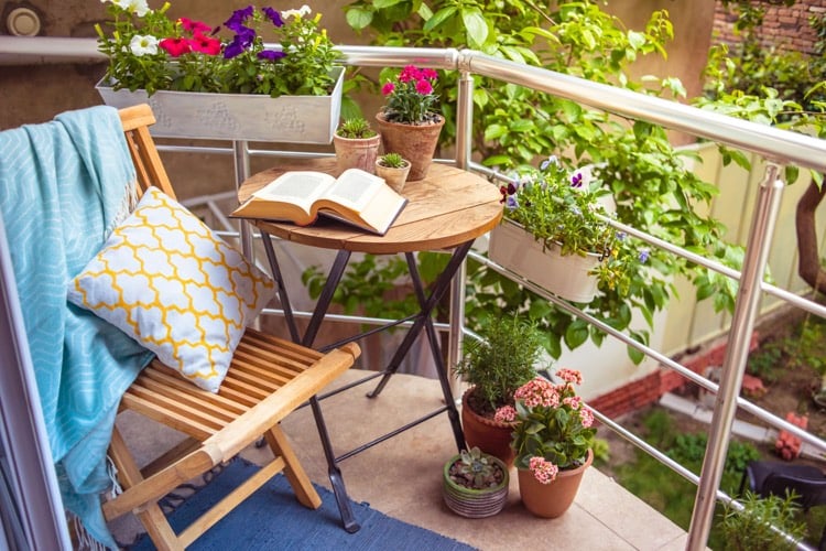amenagement balcon etroit chaise et table en bois tapis bleu deco fleurs