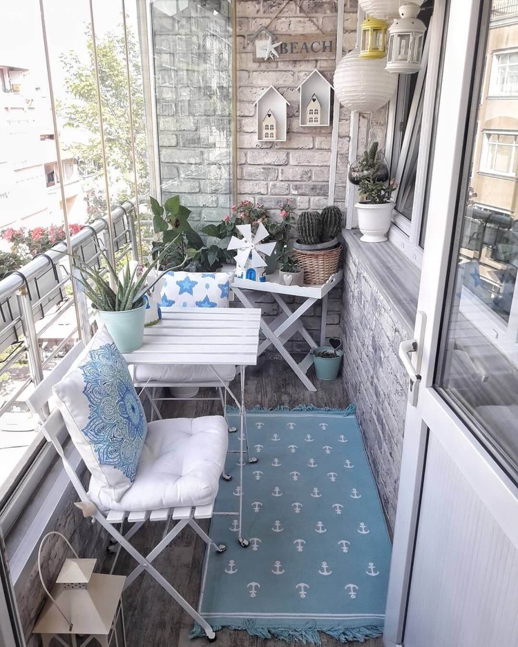amenagement balcon etroit deco briques grises tapis bleu mobilier pour balcon blanc