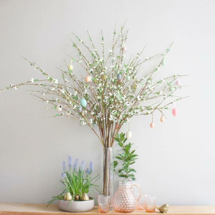 arbre de paques moderne branches fleuries oeufs decoratifs
