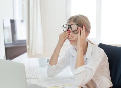 astuces pour arreter de se toucher le visage yeux fatigues bureau