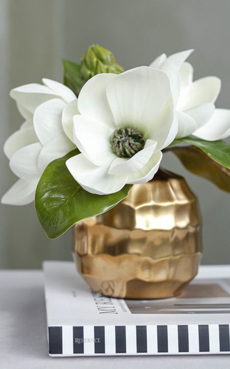 centre de table printemps magnolia africain et vase cuivré