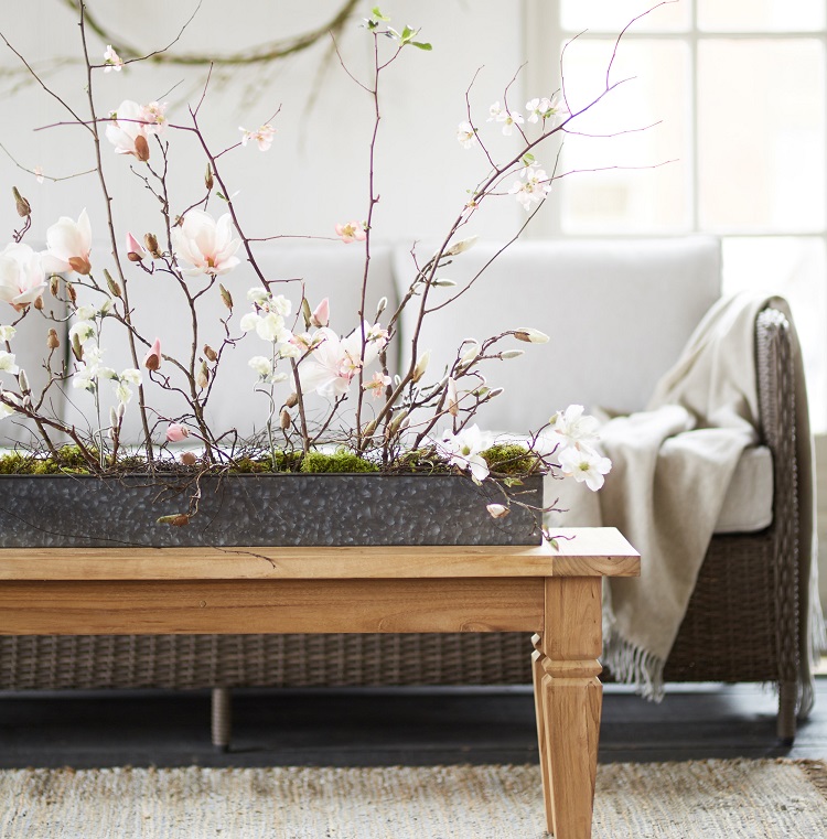 centre de table salon fleuri branches et fleurs de magnolia