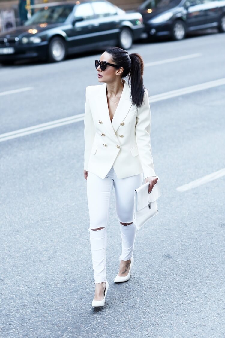 comment porter un jean blanc au printemps tenue élégante monochrome