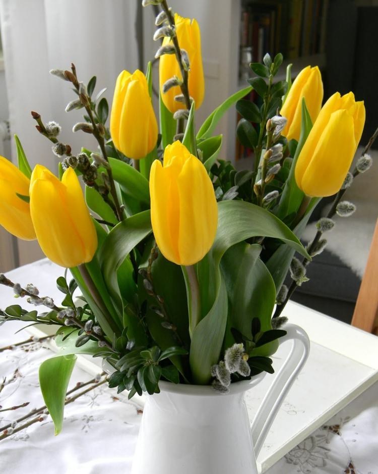 composition de paques branches saule de chat tulipes jaunes pichet vintage