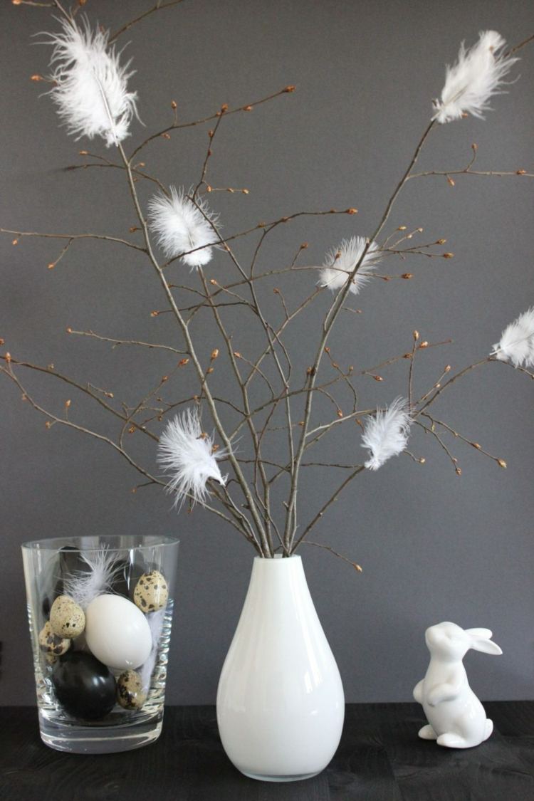 composition de paques minimaliste branches plumes blanches