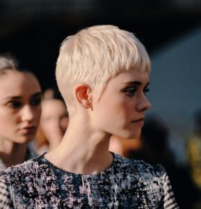 coupe courte à la garçonne blond platine